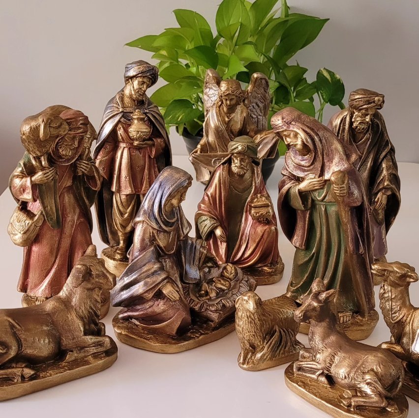 Presépio artesanal colorido com Sagrada Família