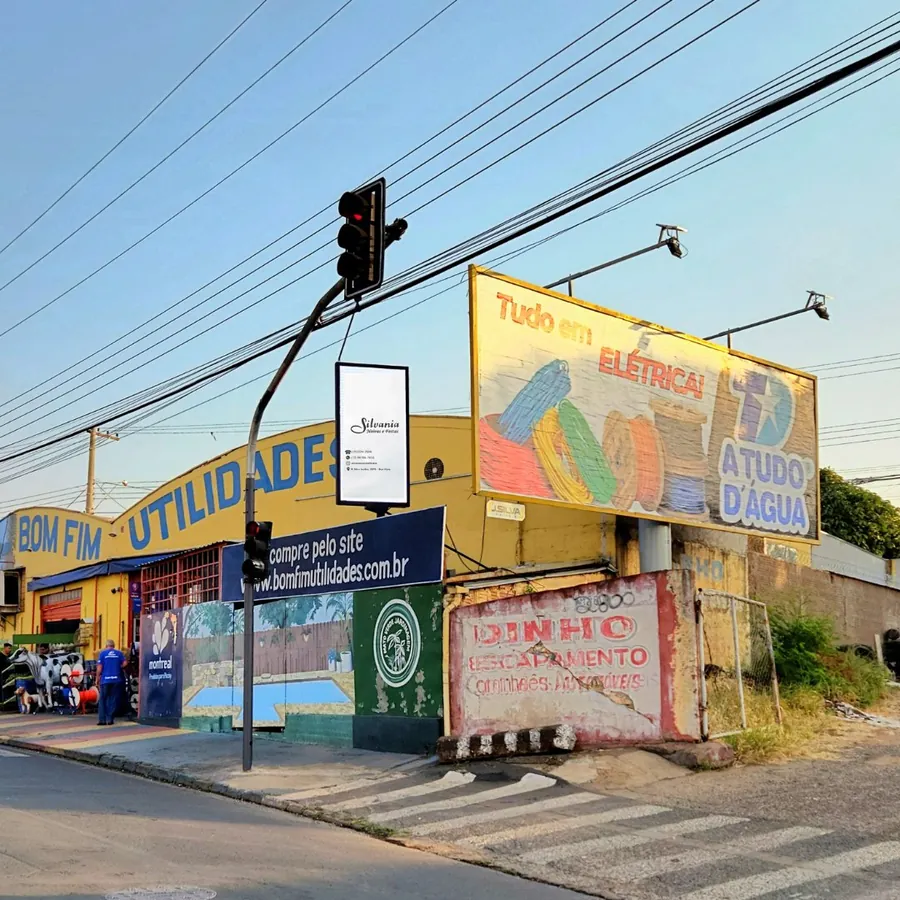 Painel de LED da PrimeLED em esquina com semáforo em São José do Rio Preto exibindo anúncio